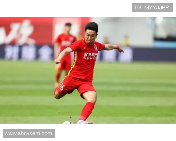 重庆足球队状态引发热议球迷对球队表现的不同看法与期待